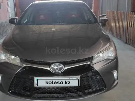 Toyota Camry 2015 года за 7 800 000 тг. в Атырау