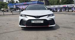 Toyota Camry 2021 года за 12 200 000 тг. в Алматы – фото 2
