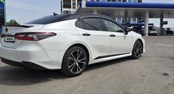 Toyota Camry 2021 года за 12 200 000 тг. в Алматы – фото 3