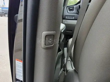 Kia Carnival 2016 года за 10 500 000 тг. в Алматы – фото 13