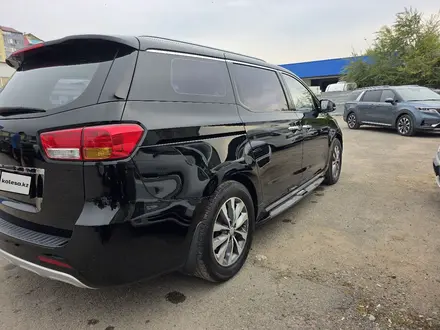 Kia Carnival 2016 года за 10 500 000 тг. в Алматы – фото 14