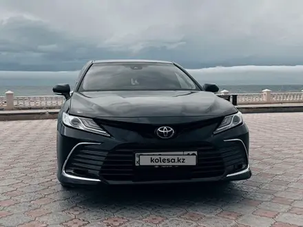 Toyota Camry 2022 года за 19 500 000 тг. в Актау – фото 2