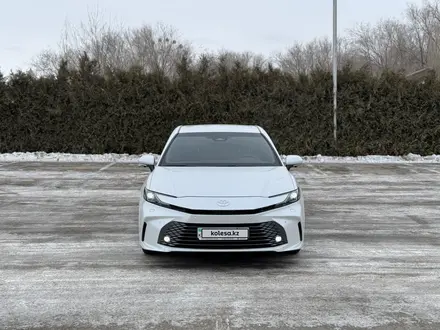 Toyota Camry 2024 года за 23 000 000 тг. в Актобе – фото 2