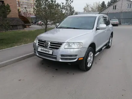 Volkswagen Touareg 2004 года за 5 500 000 тг. в Астана – фото 2