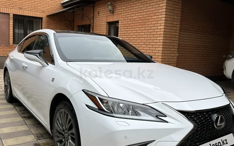 Lexus ES 250 2020 года за 23 000 000 тг. в Алматы