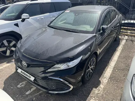 Toyota Camry Luxe 2023 года за 16 800 000 тг. в Алматы
