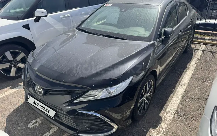 Toyota Camry Luxe 2023 года за 16 800 000 тг. в Алматы