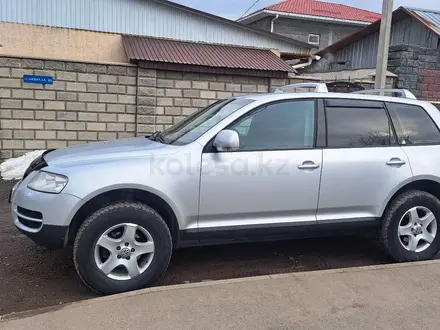 Volkswagen Touareg 2005 года за 3 750 000 тг. в Алматы – фото 2