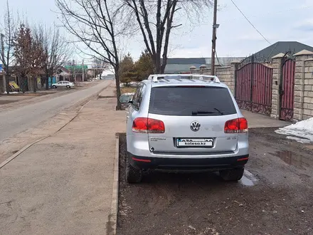 Volkswagen Touareg 2005 года за 3 750 000 тг. в Алматы – фото 3