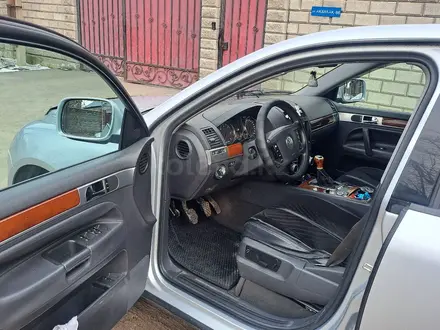 Volkswagen Touareg 2005 года за 3 750 000 тг. в Алматы – фото 4