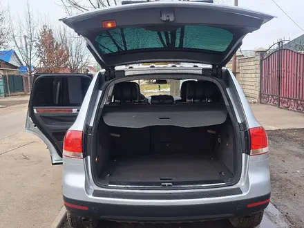 Volkswagen Touareg 2005 года за 3 750 000 тг. в Алматы – фото 8