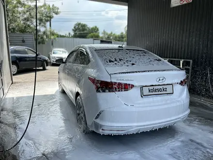 Hyundai Solaris 2022 года за 8 500 000 тг. в Атырау – фото 2