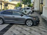 Volkswagen Passat 2018 года за 7 500 000 тг. в Алматы – фото 3
