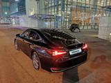 Lexus ES 250 2018 года за 19 800 000 тг. в Алматы – фото 2