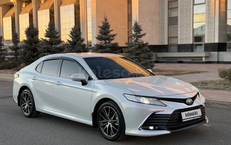 Toyota Camry 2023 года за 17 500 000 тг. в Алматы