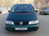 Volkswagen Sharan 1996 года за 2 300 000 тг. в Астана