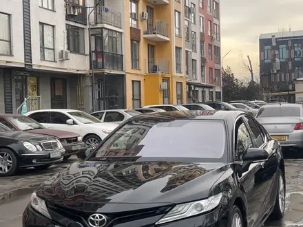 Toyota Camry 2018 года за 13 300 000 тг. в Алматы – фото 2