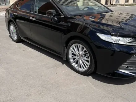 Toyota Camry 2019 года за 15 000 000 тг. в Караганда – фото 2