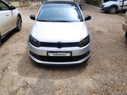 Volkswagen Polo 2015 года за 5 500 000 тг. в Актобе – фото 2