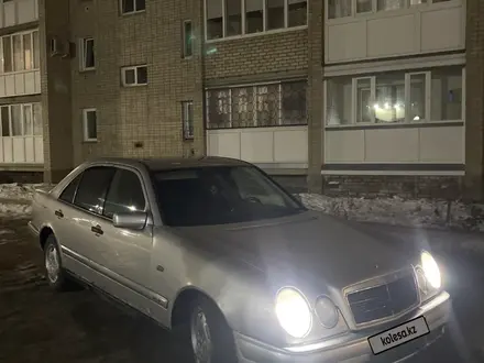 Mercedes-Benz E 200 1996 года за 1 600 000 тг. в Петропавловск – фото 2