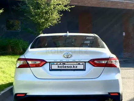 Toyota Camry 2021 года за 12 500 000 тг. в Алматы – фото 2