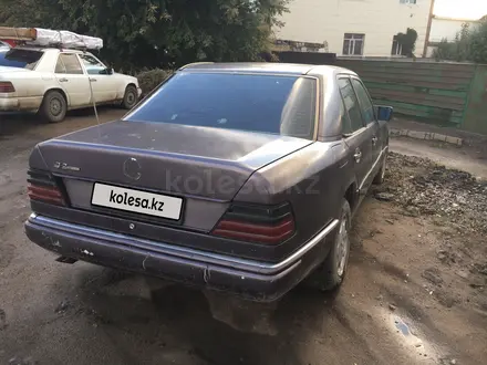 Mercedes-Benz E 260 1991 года за 1 200 000 тг. в Караганда – фото 2