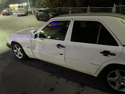 Mercedes-Benz E 300 1992 года за 1 000 000 тг. в Алматы – фото 3