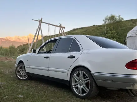 Mercedes-Benz E 320 1997 года за 2 400 000 тг. в Шымкент – фото 2