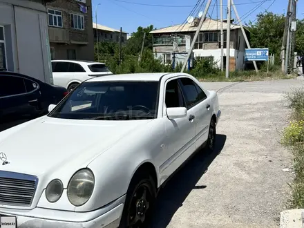 Mercedes-Benz E 320 1997 года за 2 400 000 тг. в Шымкент – фото 3