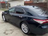 Toyota Camry 2019 года за 12 600 000 тг. в Атырау – фото 2