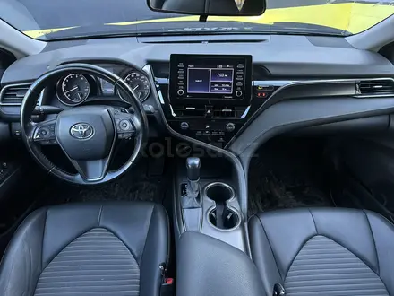 Toyota Camry 2021 года за 11 150 000 тг. в Актобе – фото 20
