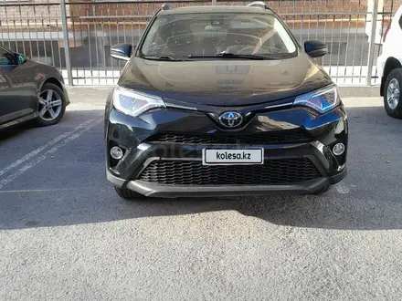 Toyota RAV4 2018 года за 9 800 000 тг. в Актау