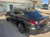 Hyundai Sonata 2023 годаfor13 500 000 тг. в Атырау – фото 3