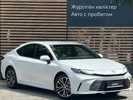 Toyota Camry Luxe 2025 года за 22 590 000 тг. в Алматы – фото 3