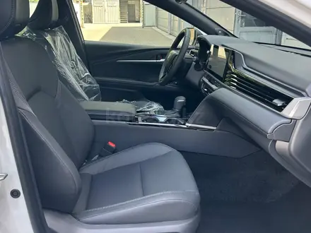 Toyota Camry Luxe 2025 года за 22 590 000 тг. в Алматы – фото 11