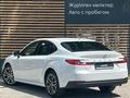 Toyota Camry Luxe 2025 года за 22 590 000 тг. в Алматы – фото 2