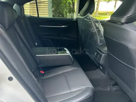 Toyota Camry Luxe 2025 года за 22 590 000 тг. в Алматы – фото 15