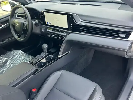 Toyota Camry Luxe 2025 года за 22 590 000 тг. в Алматы – фото 16