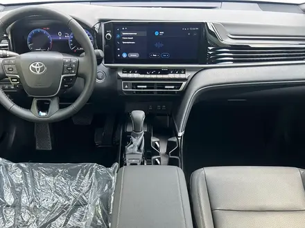 Toyota Camry Luxe 2025 года за 22 590 000 тг. в Алматы – фото 19
