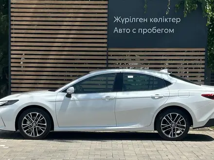 Toyota Camry Luxe 2025 года за 22 590 000 тг. в Алматы – фото 5
