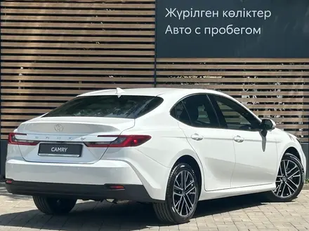Toyota Camry Luxe 2025 года за 22 590 000 тг. в Алматы – фото 4
