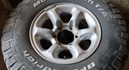 Шины с дисками паджеро, тайота хайлукс за 300 000 тг. в Жезказган