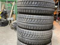 Резина зимняя 215/45 r17 BRIDGESTONE за 95 000 тг. в Алматы