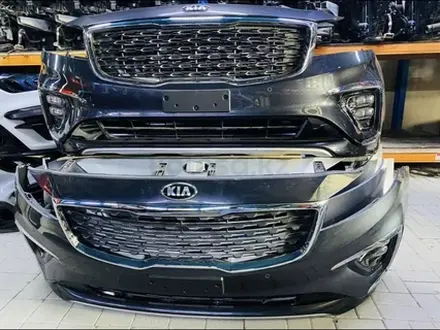 Передний бампер Kia Carnival 2019-2020 за 300 000 тг. в Алматы