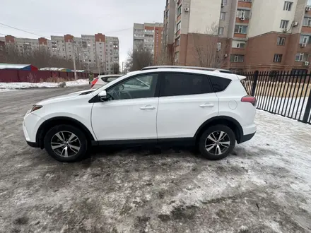 Toyota RAV4 2017 года за 8 500 000 тг. в Актобе – фото 2