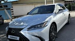 Lexus ES 300h 2023 года за 33 500 000 тг. в Алматы – фото 3