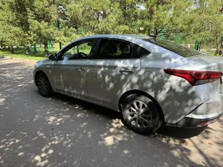 Hyundai Accent 2021 года за 8 830 000 тг. в Астана – фото 2