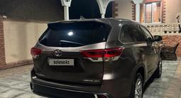 Toyota Highlander 2019 года за 20 700 000 тг. в Алматы – фото 4