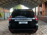 Toyota Land Cruiser Prado 2022 года за 23 700 000 тг. в Актобе – фото 2