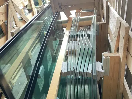 Стёкла заводские на экскав 3 1 cat komatsu за 75 000 тг. в Алматы – фото 8